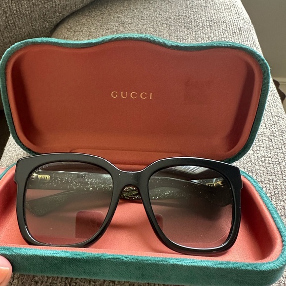 Oversized Gucci Sunglasses - Picture 4 of 8